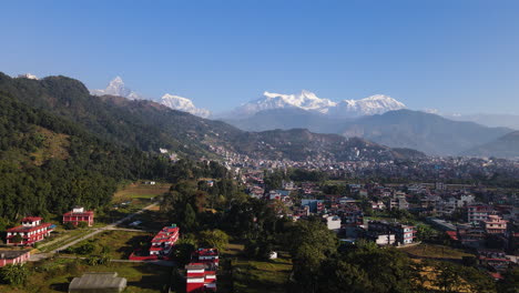 pueblo en las montañas del himalaya en nepal - disparo aéreo de dron