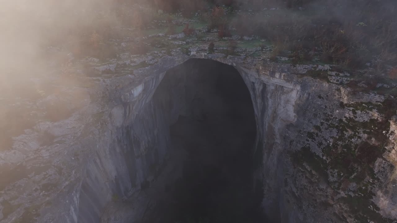 Vegetazione lussureggiante circonda Prohodna sotto cieli nuvolosi, Bulgaria