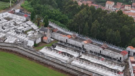 Friedhof-Cudillero-Asturien,-Nordspanien,-Drohne,-Luftaufnahme