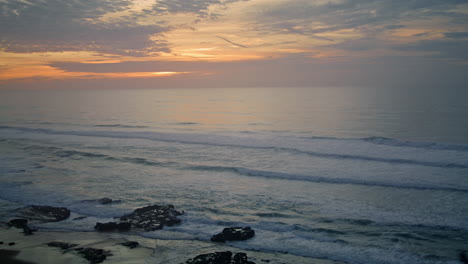 Moody-Noche-Vista-A-La-Playa-Al-Atardecer.-Calma-El-Clima-Nublado-Del-Crepúsculo-En-La-Orilla-Del-Mar.