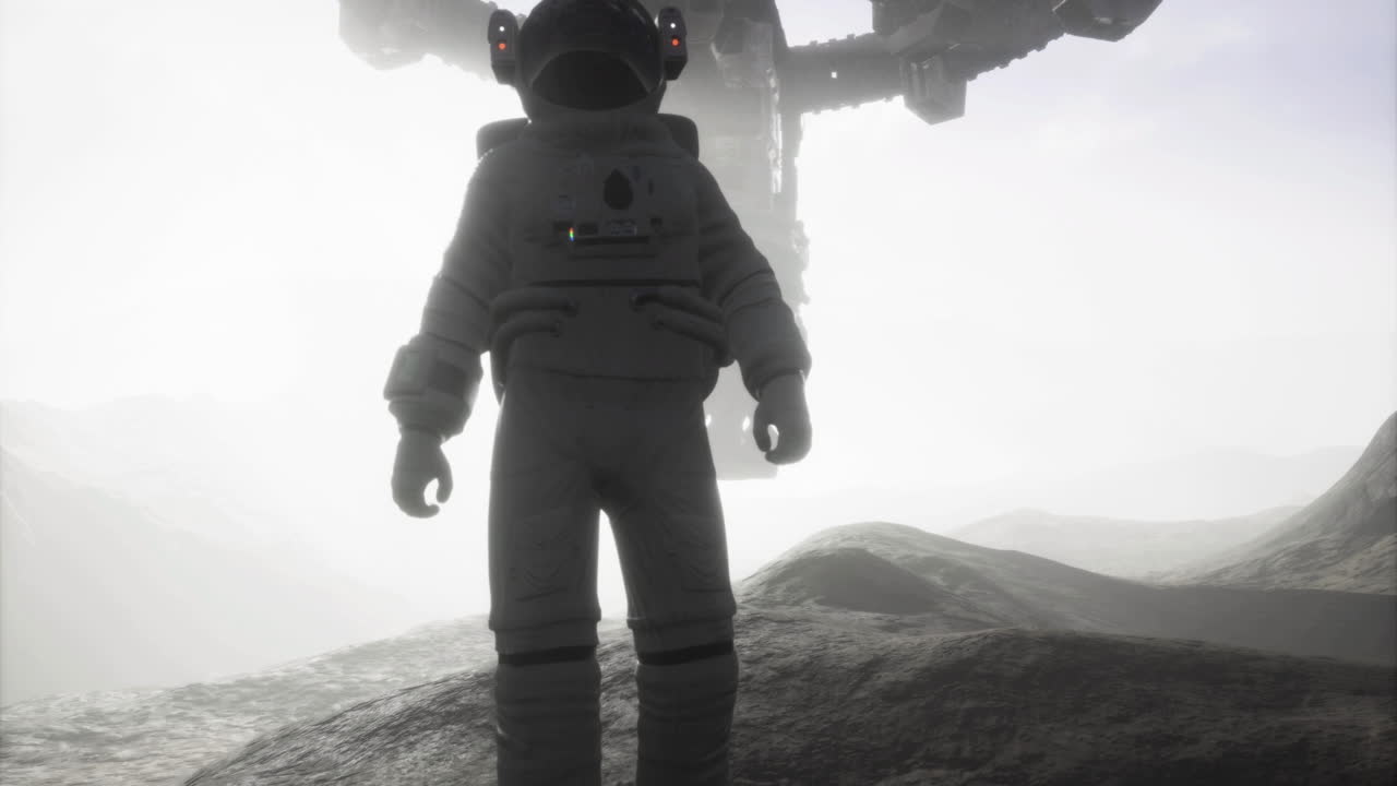 Astronaut utforsker overflaten av Mars i en tåkete atmosfære