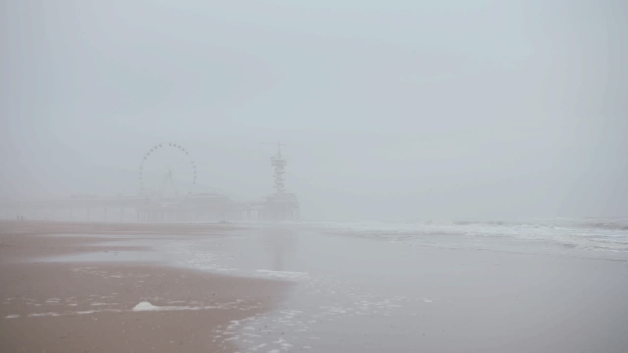 바다 에 있는 놀이공원의 풍경, 덴하그에서 초 foggy 날 동안