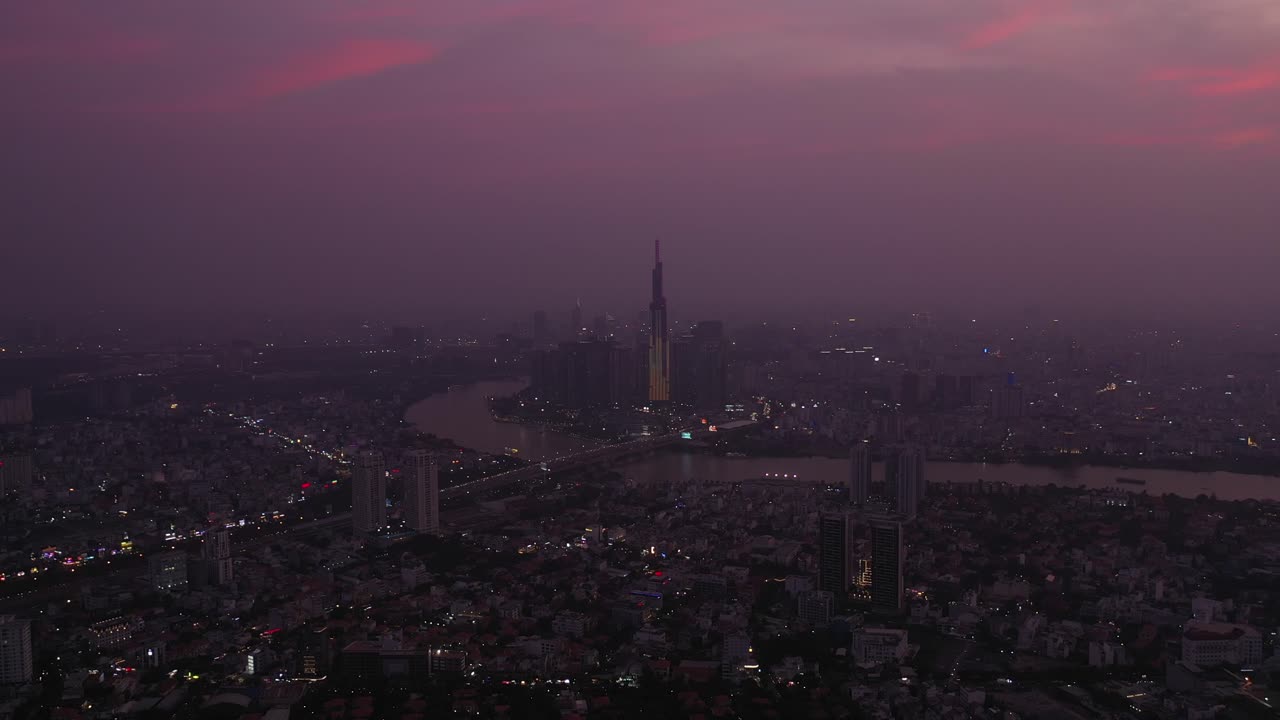 vista aérea de la ciudad de ho chi minh y el río saigón en el crepúsculo con luz ambiental y artificial
