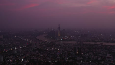 vista aérea de la ciudad de ho chi minh y el río saigón en el crepúsculo con luz ambiental y artificial