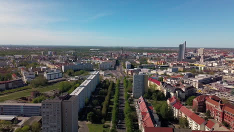 vista panorámica del callejón en leipzig con la torre mdr y el interior de la ciudad al fondo