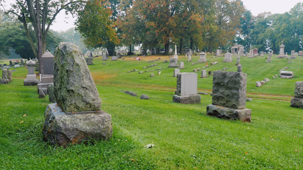 lápidas del cementerio sobre hierba verde