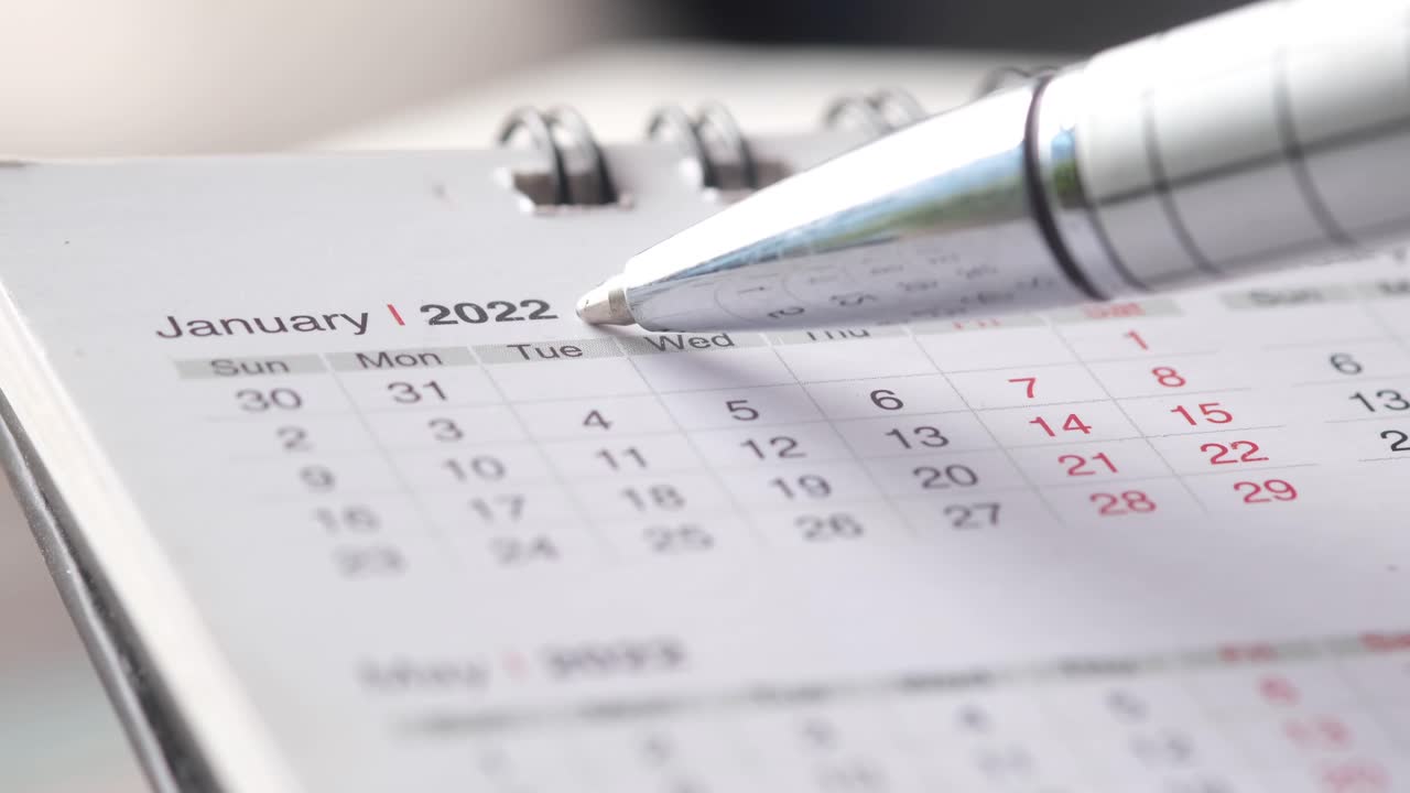 calendario de enero de 2022 con bolígrafo
