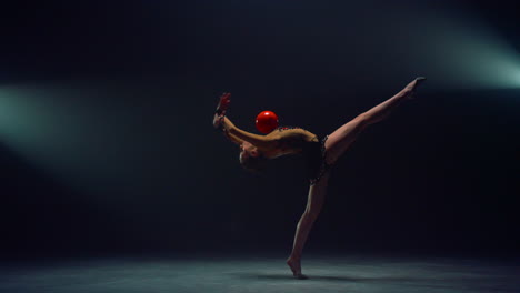 Mujer-Flexible-Actuando-Con-Pelota.-Hermosa-Chica-Haciendo-Gimnasia-Rítmica.