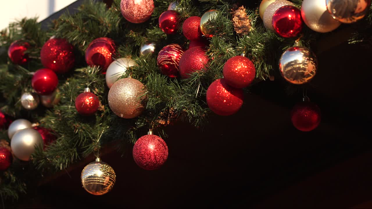 hermosas decoraciones navideñas rojas y verdes brillantes