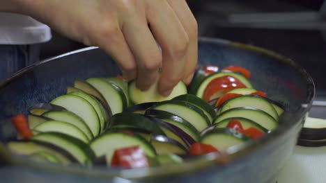 berenjena, pimiento rojo y cebolla en un plato vegetariano