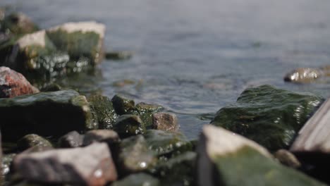 Rocas-En-Un-Agua-De-Mar-En-Un-Fondo-Borroso-Y-Cámara-Lenta-Con-Hermoso-Bokeh