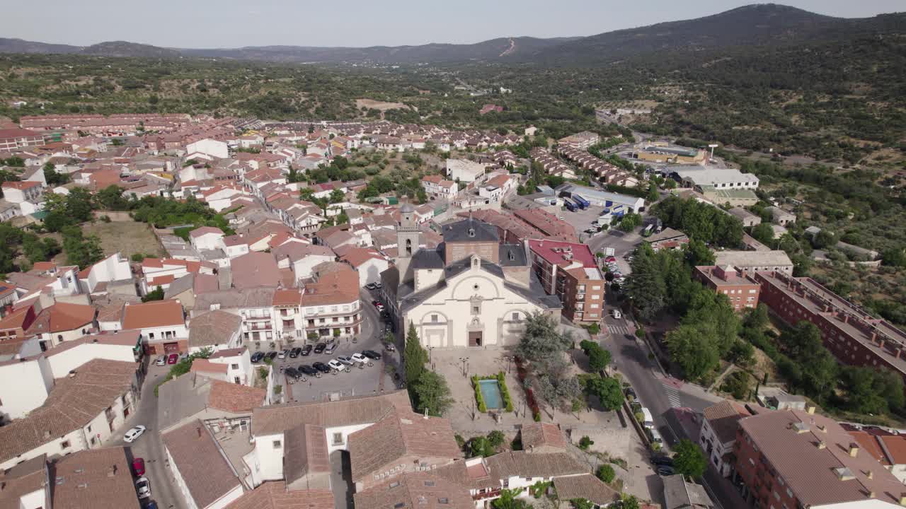 Aerial: Iglesia de San Mart&iacute;n Obispo in San Mart&iacute;n de Valdeiglesias, Spain