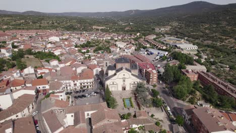 Aerial:-Iglesia-De-San-Martín-Obispo-In-San-Martín-De-Valdeiglesias,-Spain