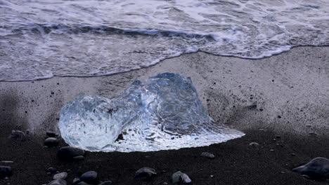 Pequeño-Trozo-De-Iceberg-En-La-Costa-Del-Lago-Glaciar