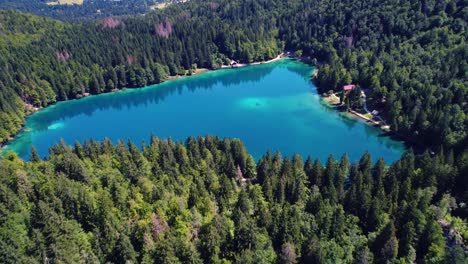 lago de fusine superior, alpes italianos. vuelos aéreos de aviones no tripulados.