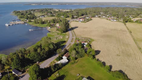 Bellas-Imágenes-Aéreas-Sobre-El-Pintoresco-Pueblo-Llamado-Sturko,-Ubicado-En-Karlskrona,-Suecia-1