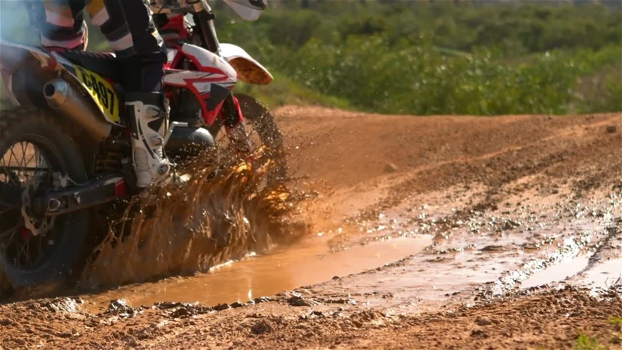 Uomo che guida una moto da cross