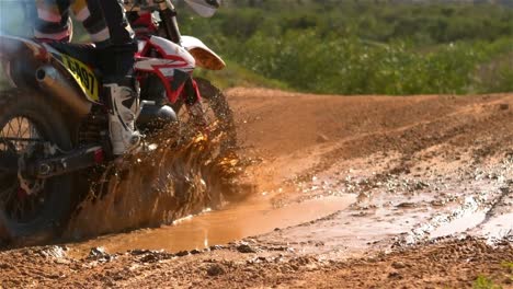 Hombre-Montando-Una-Bicicleta-De-Cross-A-Motor