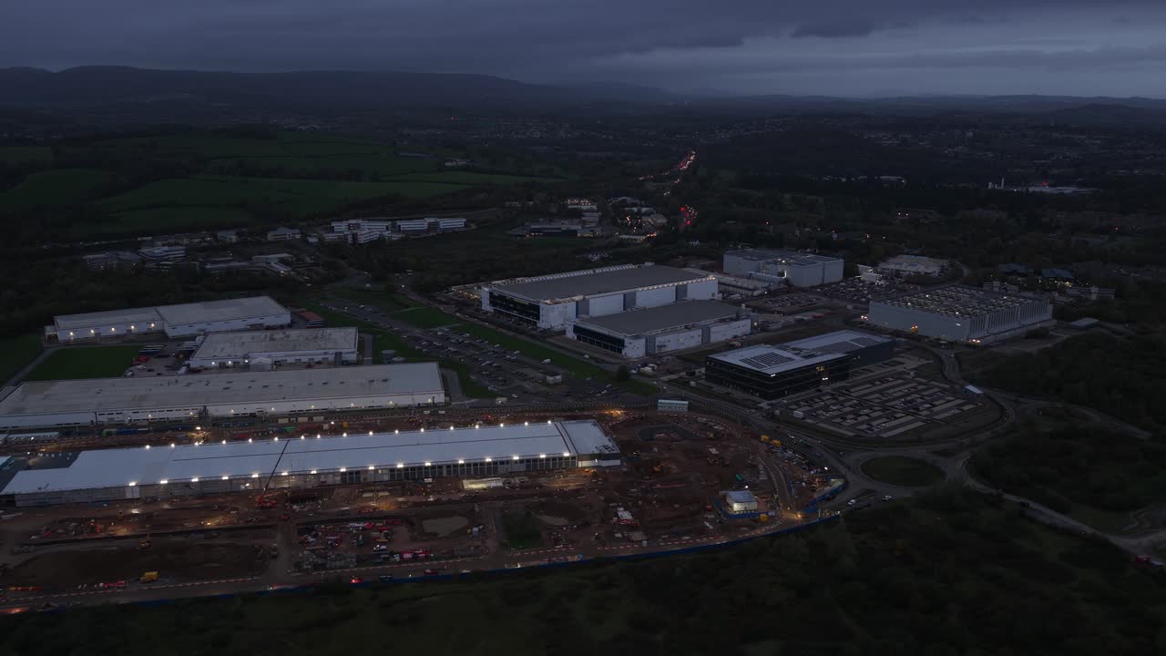 Vista aerea con drone di un enorme campus di data center iperscalabile commerciale vicino a Cardiff, Galles, che mostra infrastrutture digitali, crescita dell'IA, costruzione ed espansione tecnologica su larga scala.