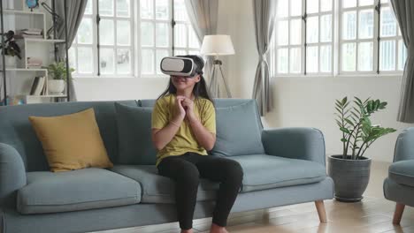 niña experimentando la realidad virtual