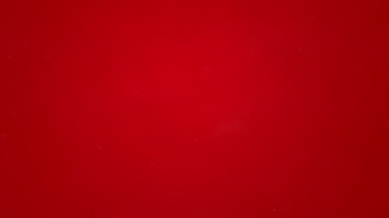 물에 떨어지는 토마토는 거품을 만들고 은 배경, 거시 및 느린 동작에 으로 가라앉습니다.