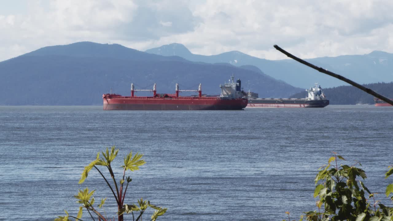 camiones cisterna en la entrada continental de false creek lejos, vancouver - 60fps