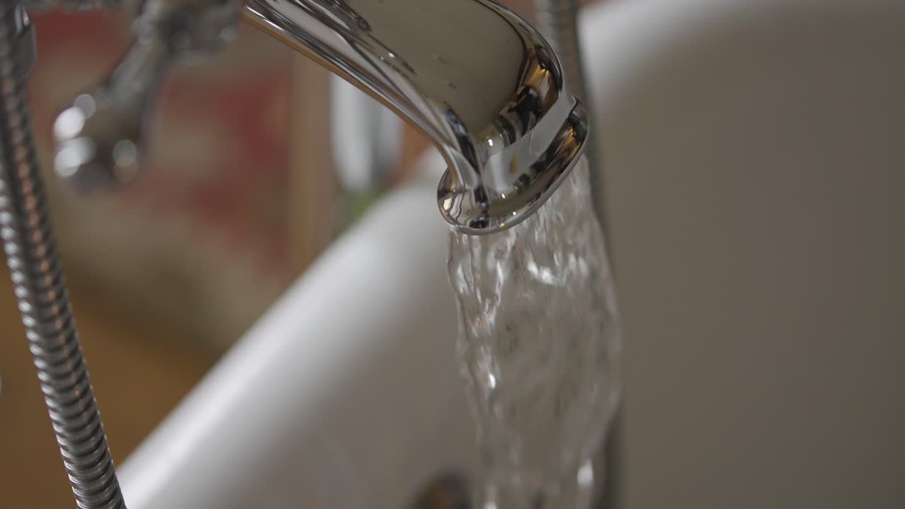 Acqua che scorre da un rubinetto al rallentatore