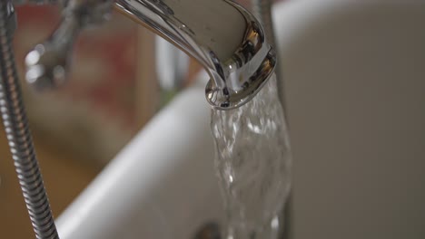 agua corriente del grifo en cámara lenta