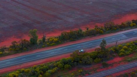 Stationäres-Fahrzeug-Auf-Abgelegener-Pflasterstraße-Des-Stuart-highways-In-Der-Nähe-Von-Alice-Springs,-Nördliches-Territorium,-Australien