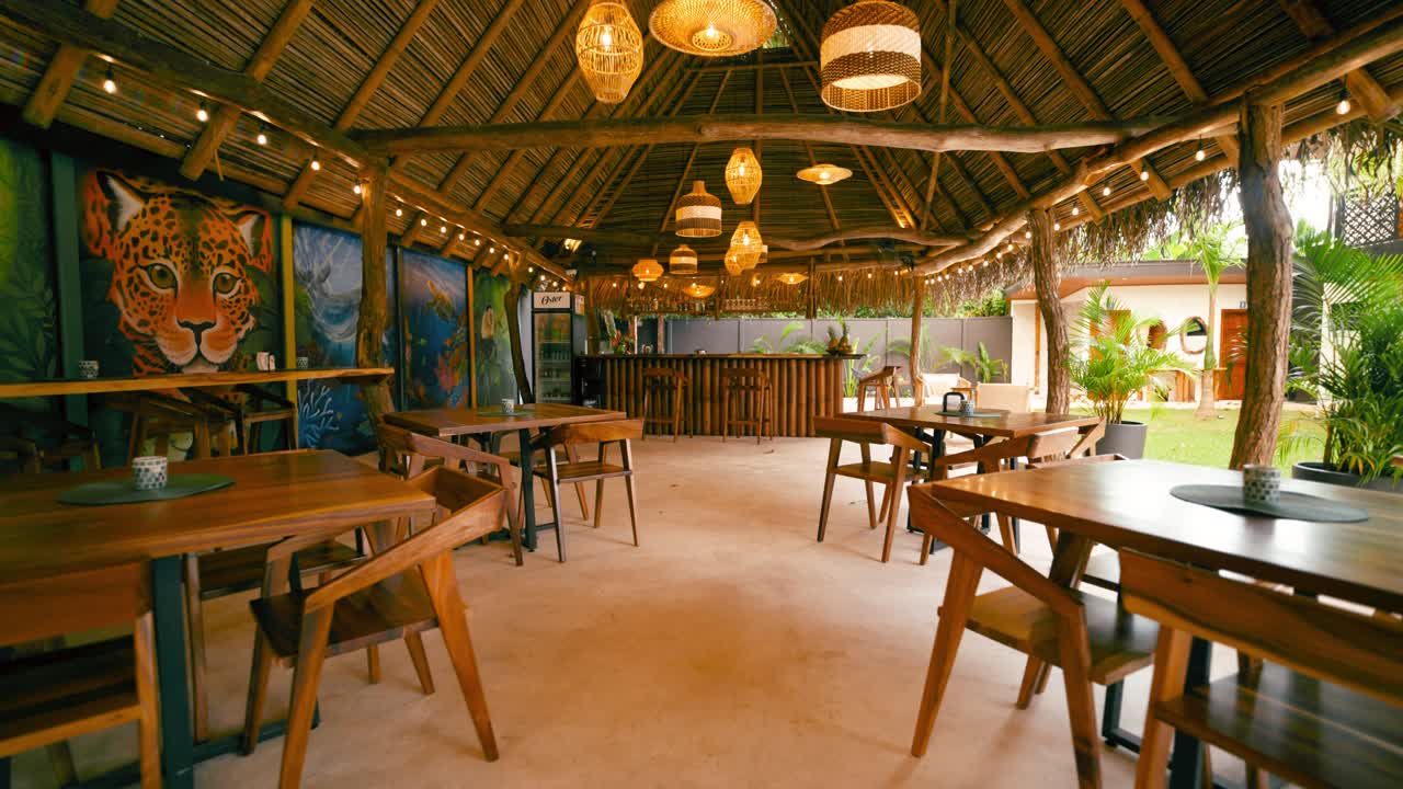 Restaurante y bar de resort tropical vacío con techo de paja