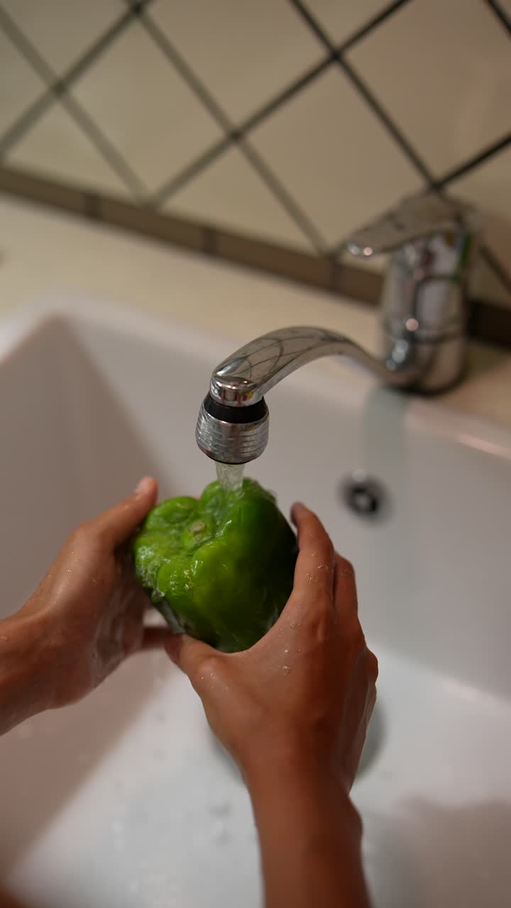 el lavado de un pimienta verde