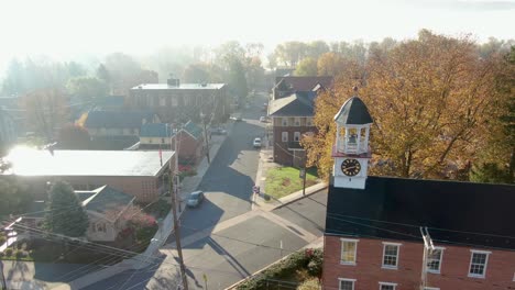 Uhrturm-Auf-Kolonialem,-Restauriertem-Backsteingebäude-In-Einer-Kleinstadt-In-Amerika