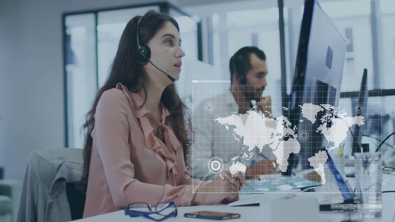 animación del procesamiento de datos y el mapa del mundo sobre diversas personas de negocios en la oficina