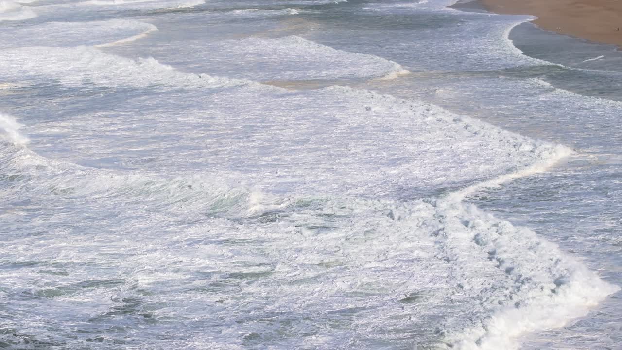 คลื่นยักษ์ซัดเข้าใส่หน้าผาที่ Farol da Nazaré ประเทศโปรตุเกส โดรนทางอากาศพร้อมกังหันลม คลื่นแอตแลนติกที่น่าทึ่ง