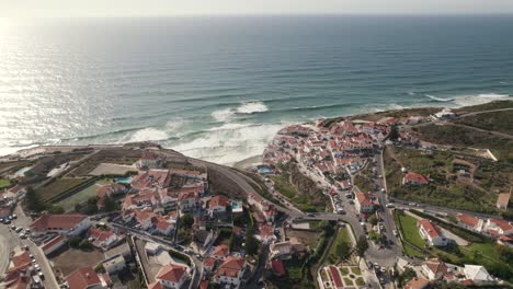 Luxusstadt-Azenhas-Do-Mar-In-Hoher-Winkeldrohnenansicht-Mit-Ozeanwasser-Davor