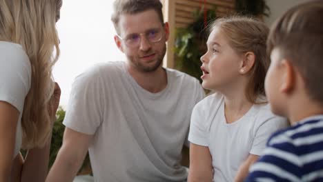 Familie-Verbringt-Den-Weihnachtsmorgen-Zusammen-Im-Bett