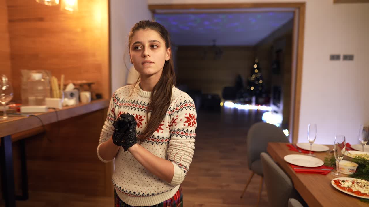 chica adolescente en la cena de navidad
