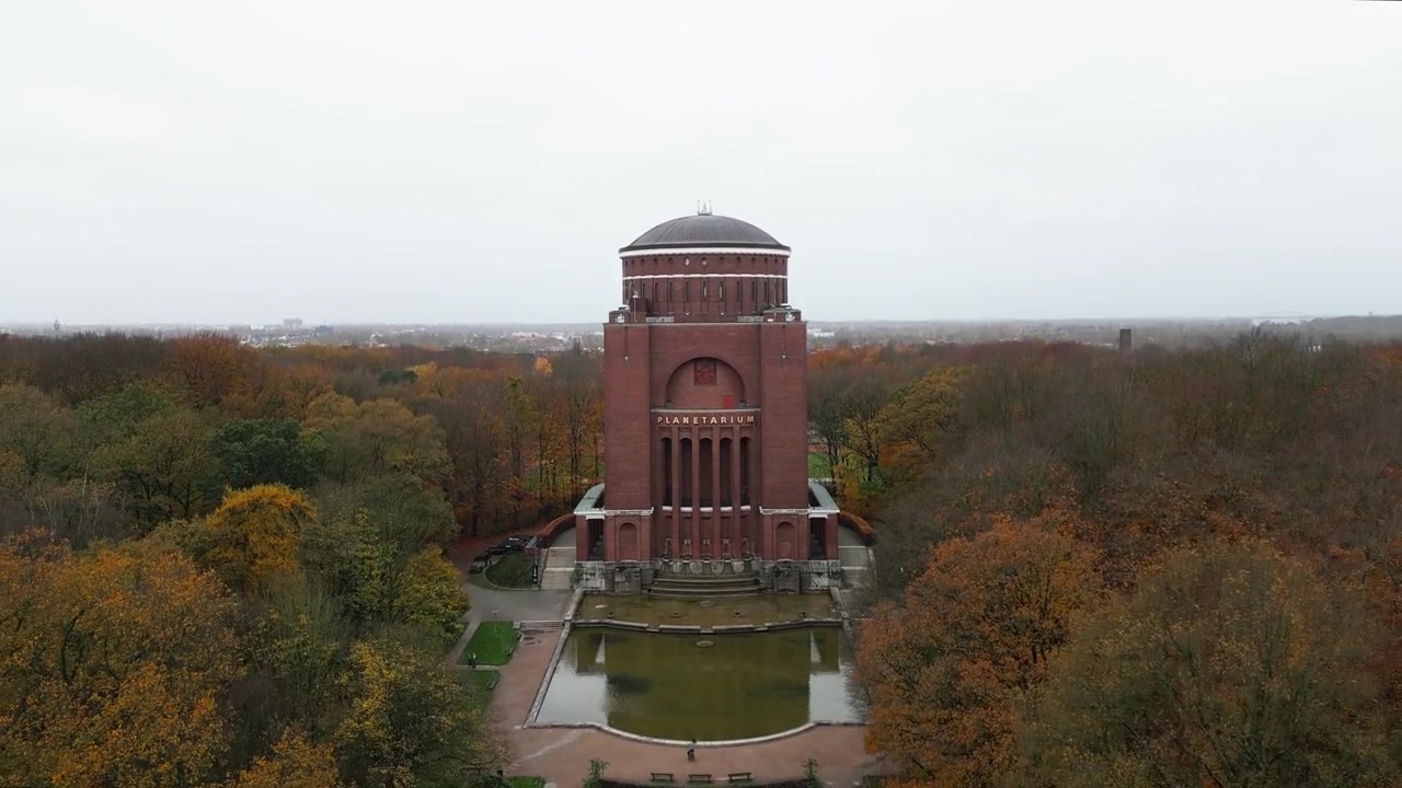 Ein großer Turm steht inmitten eines grünen Parks, umgeben von Bäumen, Hamburg, Deutschland, Europa, Drohne