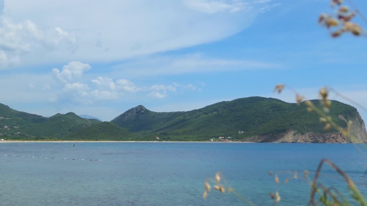 조용한 바다, 구름과 초록색 산과 함께 푸른 하늘, 남유럽