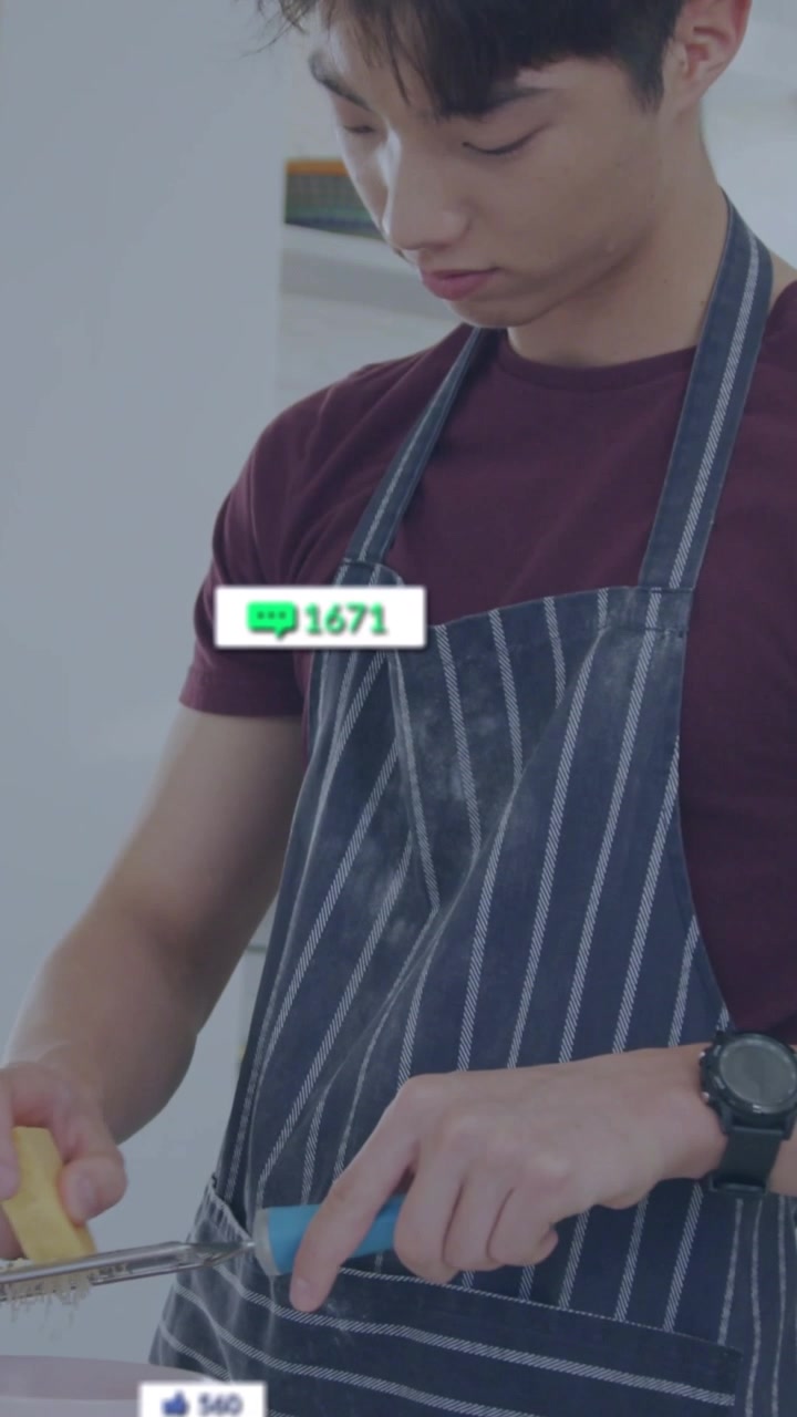 縦型動画：若い料理人がライブストリームを開始し、ピンクのボウルに食材をすりおろしている。視聴者数が増加している。