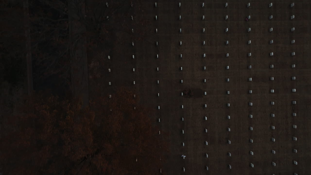 상단 아래로 묘지 묘지 무덤의 공중 사진, 줄, 미국, 가을