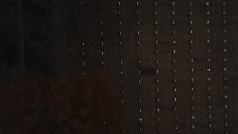 Antena-Aérea-De-Arriba-Hacia-Abajo-De-Tumbas-De-Lápidas-De-Cementerio-En-Filas,-Estados-Unidos,-Otoño