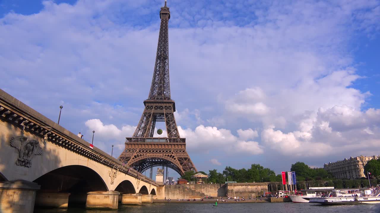 유람선은 파리 에펠탑 옆 세느강을 지나간다 1