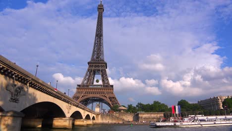 los barcos pasan por el río sena junto a la torre eiffel parís 1