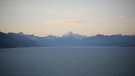 Paisaje-Tranquilo-Al-Atardecer-Con-El-Lago-Pukaki-Y-El-Monte-Cook