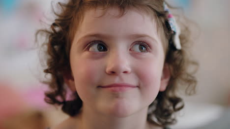 retrato de una niña linda sonriendo un niño feliz en casa con aspecto alegre