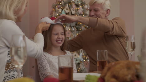 Los-Abuelos-Le-Ponen-Un-Sombrero-De-Santa-A-Su-Nieta