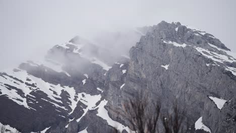 Brumosa-Montaña-Nevada-En-Los-Alpes.-Tiro-En-Cámara-Lenta