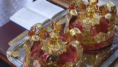 atributos de la iglesia para la ceremonia de bodas. coronas de oro están en el altar. atributos del sacerdote. interior de la iglesia