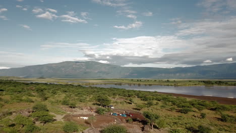 bonita vista de drones de 4k de un campamento de tanzanos y turistas en un día soleado en el área del lago natron de kenia